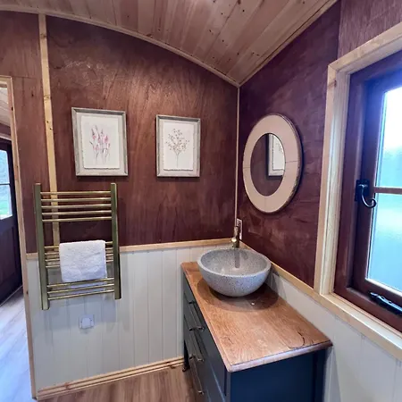 Mountain View Shepherds Hut Кемпинг Пенрит